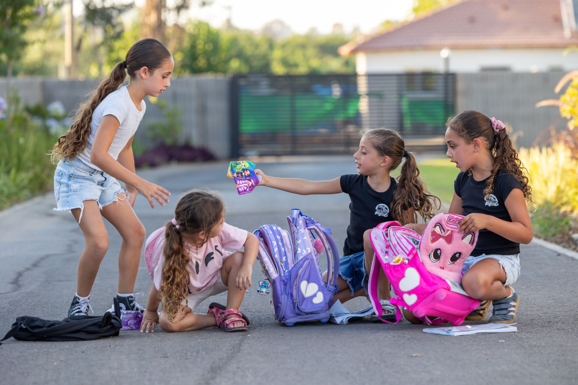 ילדות עם ילקוטים וציוד לבית הספר לקראת פתיחת שנת הלימודים